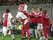 Hrá�i Ajaxu oslavují gól