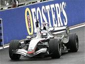 Kimi Räikkönen vjídí do cíle