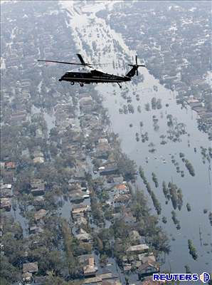 Vrtulník s prezidentem Bushem nad New Orleans