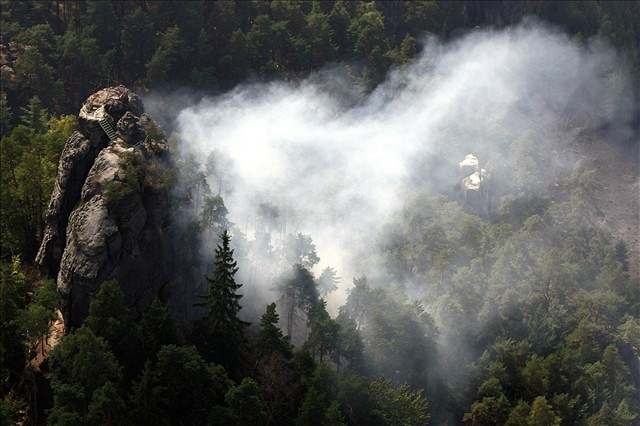 Desítky hasi zápolí s velkým poárem lesa v Národním parku.