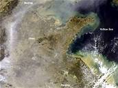 Satelitní snímek íny s ovzduím zamoeným oxidem dusiitým