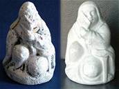 Unikátní soka, nebo suvenýr? Vlevo nález archeolog, vpravo sádrový odlitek, který tená zddil po babice.