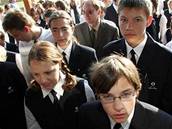 Také kvli stírání rozdíl chodí studenti a studentky do koly v uniformách.