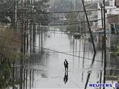 Mu� v zatopeném New Orleans