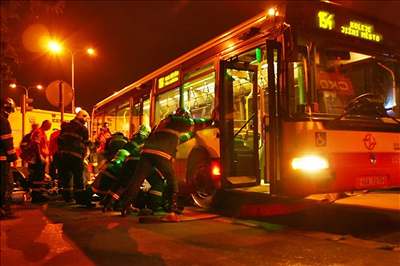 Hasii museli nadzvednout autobus, aby enu vyprostili.