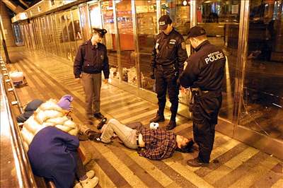 Policisté opilého mladíka na nádraí probudili. Ilustraní foto.