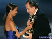 Geoffrey Rush pebírá cenu od Halle Berry - udílení televizních cen Emmy, Los...