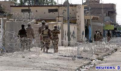 Vojáci hlídají místo výbuchu v Tall Afaru