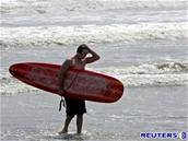 Surfa si uívá vln ped píchodem hurikánu
