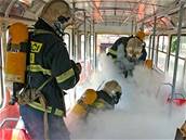 Hasi�i zasahují p�i po�áru tramvaje