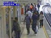 Údajné atentátníky zachytily bezpenostní kamery v metru.