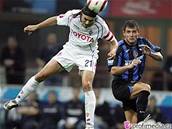 Tomá� Ujfalu�i v souboji s Dejanem Stankovi�em