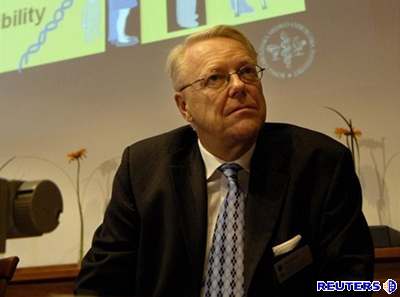 Hans Jornvall oznamuje ve Stockholmu vítze Nobelovy ceny za medicínu.