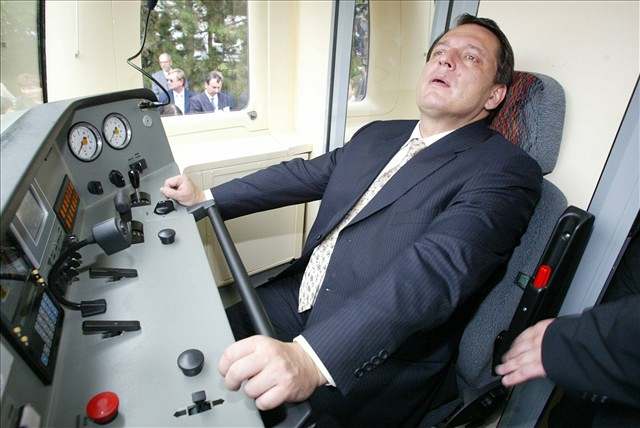 Premiér Paroubek poktil regionální vlak.