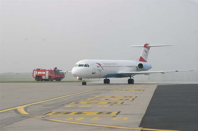 Primátor Bém, rakouská velvyslankyn a éf Austrian Airlines pi ktu letadla.