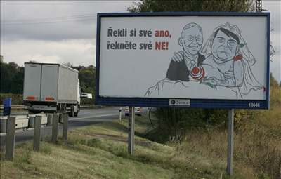 Billboardy u dálnice D1 karikující Grebeníka a Paroubka.