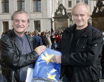 Umlci pinesli vlajku EU na Hrad spolen s oteveným dopisem.