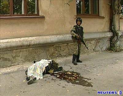 Ruský voják hlídá tlo jednoho z eenc