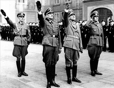 K. H. Frank (v první ad zleva) a generál Fridrich Schaal (zprava) rok ped atentátem na Hitlera na Praském hrad.