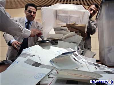Výsledky referenda o nové irácké ústav budou známy za nkolik dní.