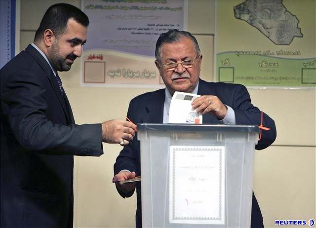 Prezident Dalál Talabání bhem referenda o ústav v Iráku