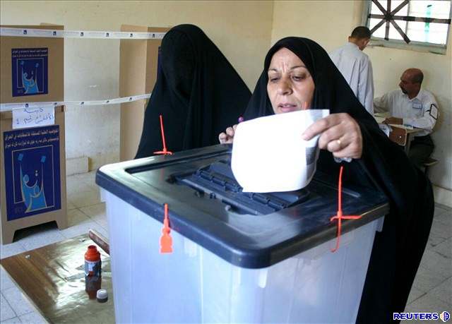 Lidé rozhodují v referendu o ústav v Iráku