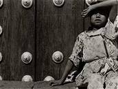 Manuel Álvarez Bravo - Dívka pozorující ptáky