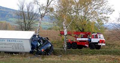 Nehoda kamionu s trhavinami zablokovala tah Dín - Liberec u Markvartic.