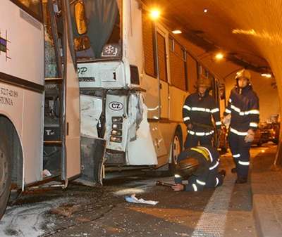 Nehoda dvou autobus a sedmi aut zablokovala provoz v okolí Letenského tunelu.