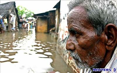 Desetitisíce Ind se evakuují ze zaplavených oblastí.