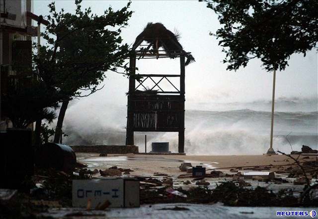 Oko hurikánu Wilma zasáhlo oblast mezi Playa del Carmen a Puerto Morelos, kde voda zatopila letovisko Cancún.