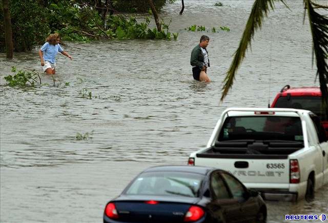 Oko hurikánu Wilma zasáhlo oblast mezi Playa del Carmen a Puerto Morelos, kde voda zatopila letovisko Cancún.