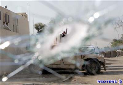 Skrz prstel ve skle auta Gháliba Abdula Mahdího je vidt americký voják.
