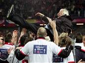 Karel Brückner nad hlavami hrá��