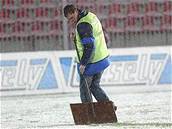 Po�adatel odklízí sníh