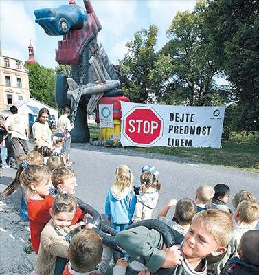 Horní Jietín je kvli uhlí ohroen. Obyvatelé se s tím nechtjí smíit - protest proti prolomení limit  v roce 2004.