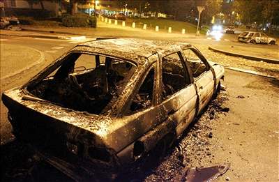 Tisíce mladých mu��, kte�í v  ulicích Pa�í�e zapalovaly auta, jsou pro Al-Kajdu a dal�í d�ihádistické skupiny lákavým soustem. Ilustra�ní foto