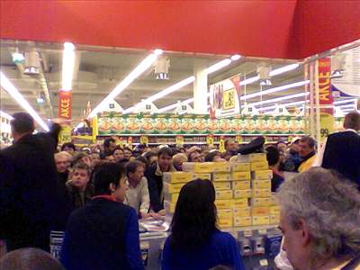 Davové ílenství v novém hypermarketu Tesco 2. listopadu 2005.