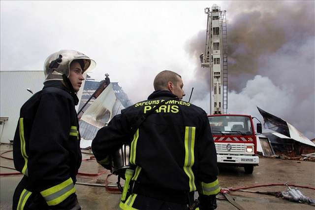 Francouztí hasii likvidují poár v Aulnay-sous-Bois