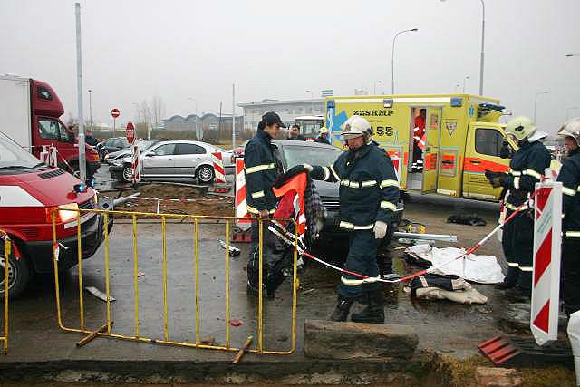 Pi nehod byl tce zrann idi osobního vozu a dlník.