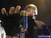 Francouzský policista ukazuje jeden z náboj vypálených výtrníky.