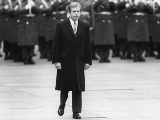 Vclav Havel na vojensk pehldce.