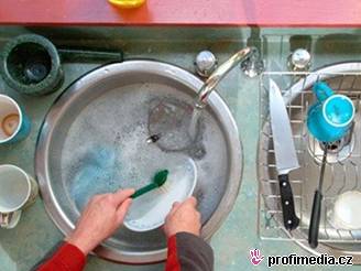 Devorubce te nejvíce napluje pletení. Nemá nic ani proti mytí nádobí a dalím domácím pracím. Ilustraní foto.