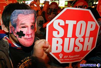 Zastavme Bushe! Spolen!, vyzývá demonstrant.