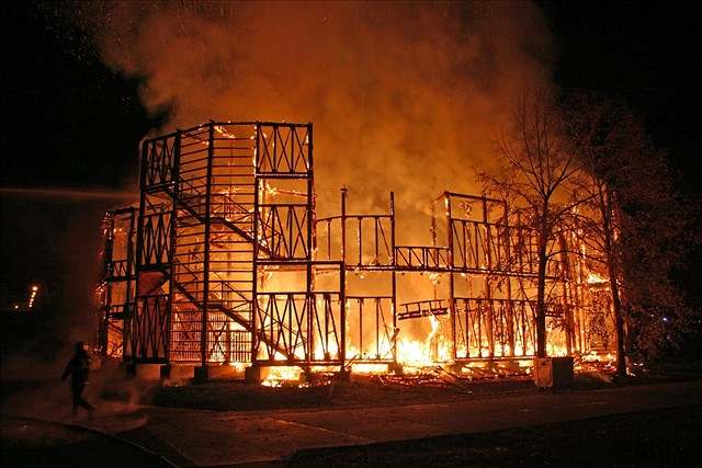 Devnou konstrukci divadla Globe plameny zcela zniily.