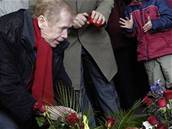 Václav Havel pokládá kvtiny 17. listopadu 1989