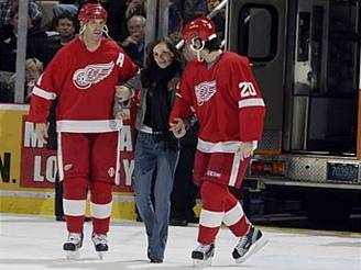 Detroittí hrái Brendan Shanahan (vlevo) a Robert Lang vedou po led snoubenku Jiího Fischera.