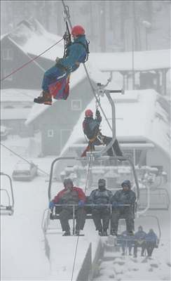 Provozovatelé skiareálu ve pidlerov Mlýn trénovali záchranu cestujících.