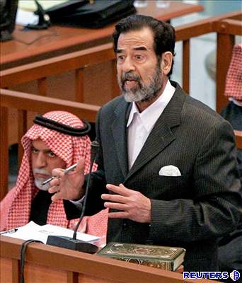 Saddám Husajn opt pedstoupil ped soudní tribunál