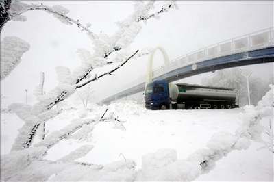 Vozidlm koplikoval prjezd silný vítr, sníh a náledí.